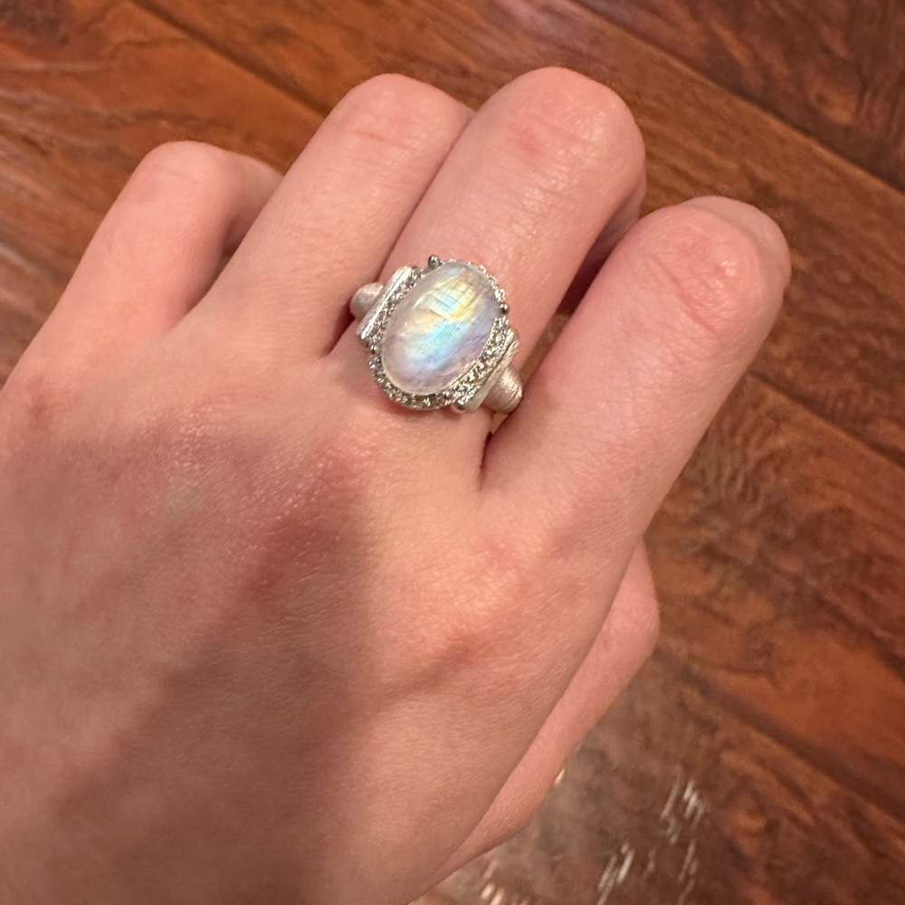 NEW Elegant Silver Moonstone Ring